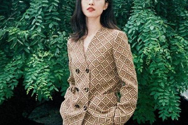 黄渤雷佳音倪妮深夜聚餐 倪妮喝美了走路被人搀扶 素颜依然很美 张艺谋 黄渤雷佳音倪妮深夜聚餐 倪妮喝美了走路被人搀扶 素颜依然很美 张艺谋