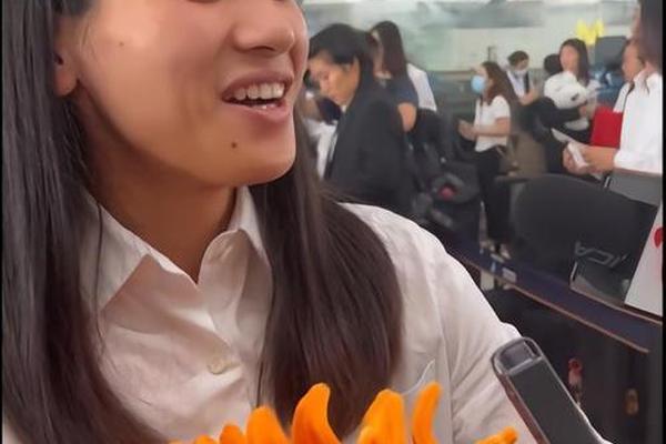 陈巧珠晒女超误判视频 真是离谱他妈给离谱开门到家了 广东女足 陈巧珠晒女超误判视频 真是离谱他妈给离谱开门到家了 广东女足