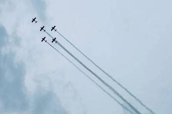 还记得5架飞机掠过扬州 战场 飞行训练巧合助阵 苏超编队来自镇江经开区大路通用机场 还记得5架飞机掠过扬州 战场 飞行训练巧合助阵 苏超编队来自镇江经开区大路通用机场