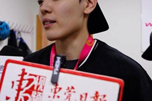 新科FMVP一战扫阴霾 三分11中5轰22比5 6断 全场球迷为杨舒予欢呼 新科FMVP一战扫阴霾 三分11中5轰22比5 6断 全场球迷为杨舒予欢呼
