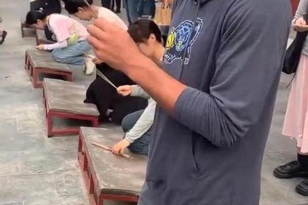 练踢腿 啃黄瓜 马刺官博 文班的少林寺修行接近尾声了 练踢腿 啃黄瓜 马刺官博 文班的少林寺修行接近尾声了