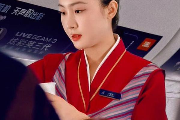 看台上祈祷的幸运女神 当过空姐 从小是浙江球迷 去年主场全勤 看台上祈祷的幸运女神 当过空姐 从小是浙江球迷 去年主场全勤