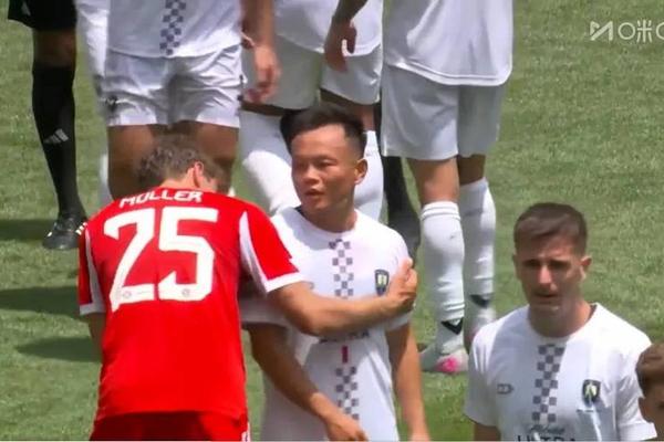 小尴尬 周通赛后试图交换球衣 连遭穆勒凯恩拒绝 二娃追着解释 小尴尬 周通赛后试图交换球衣 连遭穆勒凯恩拒绝 二娃追着解释