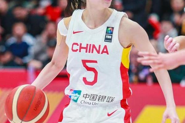 内外开花 王思雨半场11分钟7中5贡献13分6板 三分3中3 中国女篮