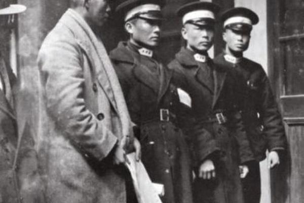 1933年陈赓在押送南京途中逃脱 戴笠想派人去抓 老蒋怒道 匹夫 1933年陈赓在押送南京途中逃脱 戴笠想派人去抓 老蒋怒道 匹夫