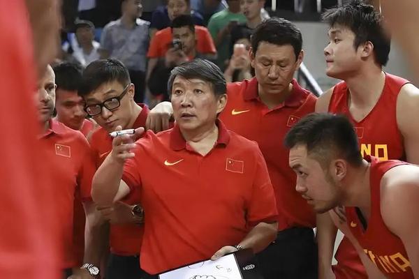 宫鲁鸣 希望年轻球员真正抢到位置 而不是自然地接班 中国女篮主教练 宫鲁鸣 希望年轻球员真正抢到位置 而不是自然地接班 中国女篮主教练
