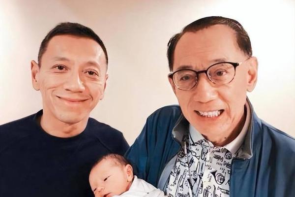 香港富二代齐聚启德看球 霍启山同框杨政龙 何超琼穿拖鞋好休闲 杨受成 香港富二代齐聚启德看球 霍启山同框杨政龙 何超琼穿拖鞋好休闲 杨受成