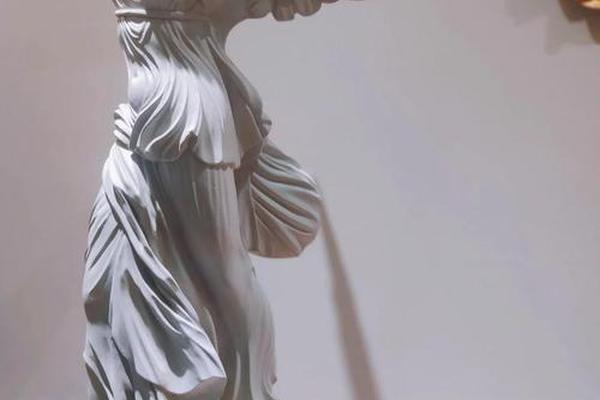 雄劲典雅 张力十足——《艺术里的奥林匹克》带您感悟雕塑《胜利女神》中体育与艺术融合的唯美 雄劲典雅 张力十足——《艺术里的奥林匹克》带您感悟雕塑《胜利女神》中体育与艺术融合的唯美