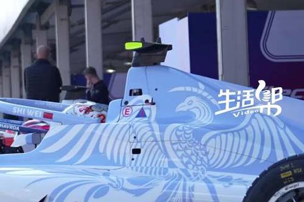 辞去 铁饭碗她成为创造历史的中国女车手 F1 赛车