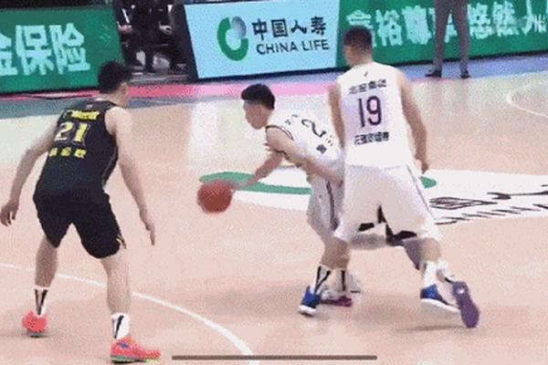 太丢人 CBA恶汉国际赛场再次伤人 对方主力报销 球迷很无语 太丢人 CBA恶汉国际赛场再次伤人 对方主力报销 球迷很无语