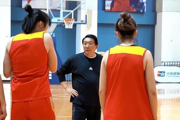 一看就是队里的大宝贝 赛前热身教练组给张子宇 开小灶宫鲁鸣 中国女篮主教练 一看就是队里的大宝贝 赛前热身教练组给张子宇 开小灶宫鲁鸣 中国女篮主教练