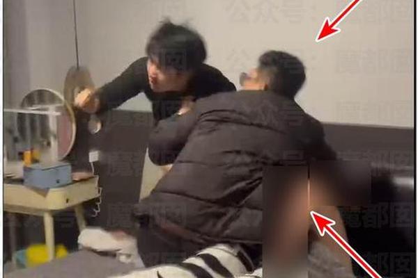 男子出轨被妻子抓现行 现场几百人围观 男子羞愧当场和小三决裂 原配 男子出轨被妻子抓现行 现场几百人围观 男子羞愧当场和小三决裂 原配