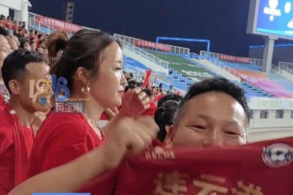 连云港扳平比分后丈夫男子兴奋展示球衣 苏州老婆怒喝 脱下来