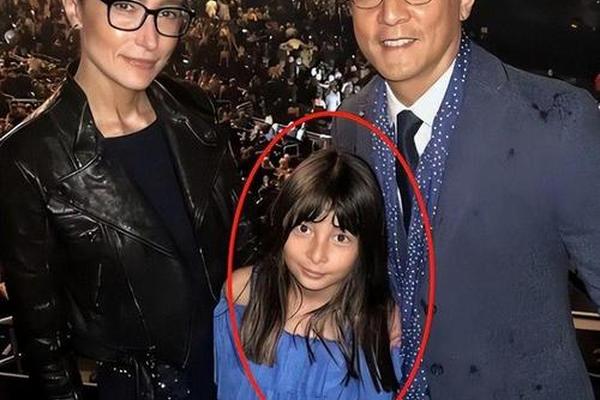 吴彦祖晒多张混血女儿合影 12岁吴斐然眉眼英气 像爸爸也像妈妈 成龙 吴彦祖晒多张混血女儿合影 12岁吴斐然眉眼英气 像爸爸也像妈妈 成龙