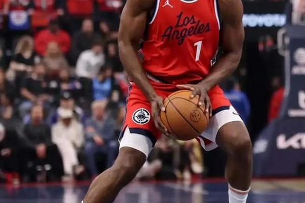 NBA今年十大自由球员 40岁的詹姆斯排名第一湖人 特纳 哈登 NBA今年十大自由球员 40岁的詹姆斯排名第一湖人 特纳 哈登