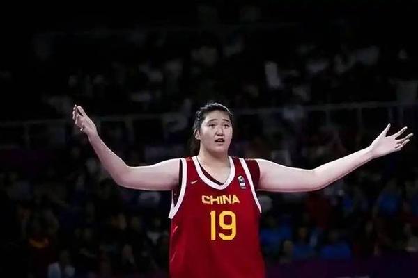 1米72宫鲁鸣给2米26张子宇亲自示范中锋动作后 张子宇强忍住不笑 中国女篮 