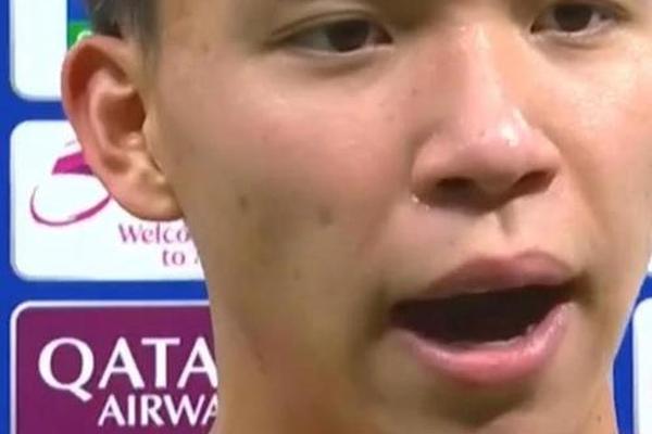 对不起 王钰栋 看完国足合影后 错怪你了 对不起 王钰栋 看完国足合影后 错怪你了