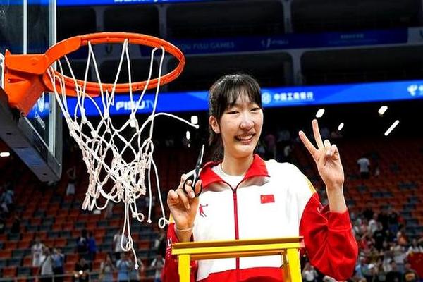 新双塔 宫鲁鸣指导韩旭和张子宇演练高举高打 中国女篮主教练 