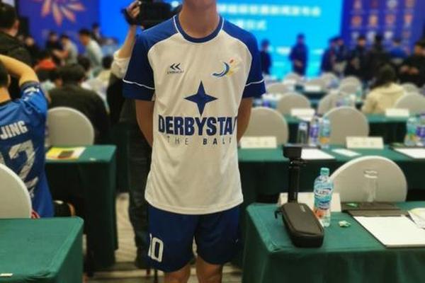 王钰栋 小时候在深圳踢球五年级后去了上海 后面又去了台州 足球