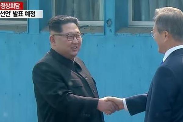 文在寅在冬奥开幕式上与金正恩胞妹破冰握手