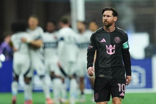 世俱杯爆冷 埃及球星12分钟哭泣离场 赛程压力成隐患足球 世界杯 世俱杯爆冷 埃及球星12分钟哭泣离场 赛程压力成隐患足球 世界杯