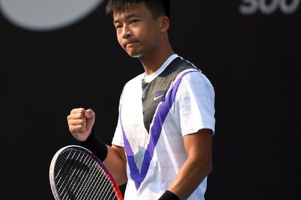 吴易昺 很幸运 今天来应门的是我的第六座挑战赛冠军奖杯 泰勒 吴易昺 很幸运 今天来应门的是我的第六座挑战赛冠军奖杯 泰勒