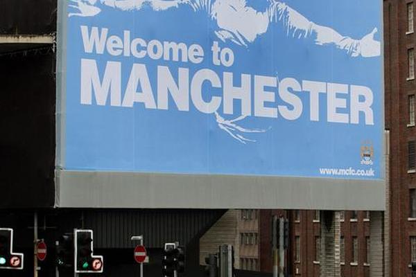 特维斯在慈善赛里被网红凶狠放铲 对方是曼联忠实球迷 曼城 英超 特维斯在慈善赛里被网红凶狠放铲 对方是曼联忠实球迷 曼城 英超