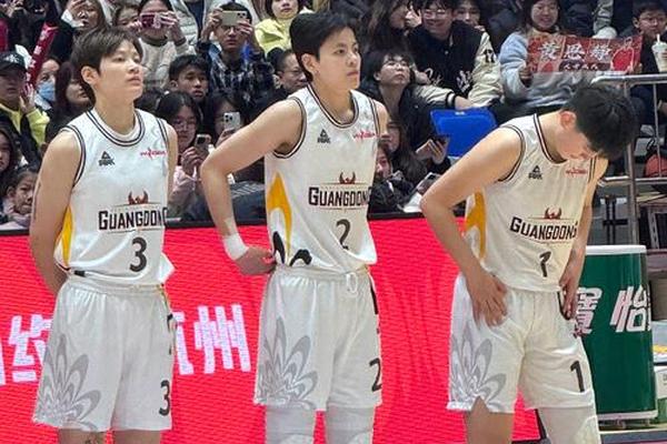 无敌手感 杨舒予半场8中6 amp 三分6中4轰17分