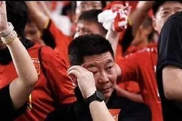 再降薪就没人踢了!前国脚公开发声:国足已经降到日韩的三分之一 再降薪就没人踢了!前国脚公开发声:国足已经降到日韩的三分之一
