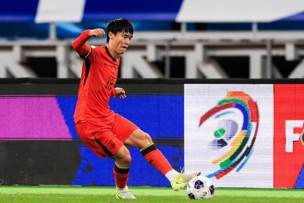 无缘世界杯 赛后胡荷韬坐在替补席 长时间痛哭不止 国足