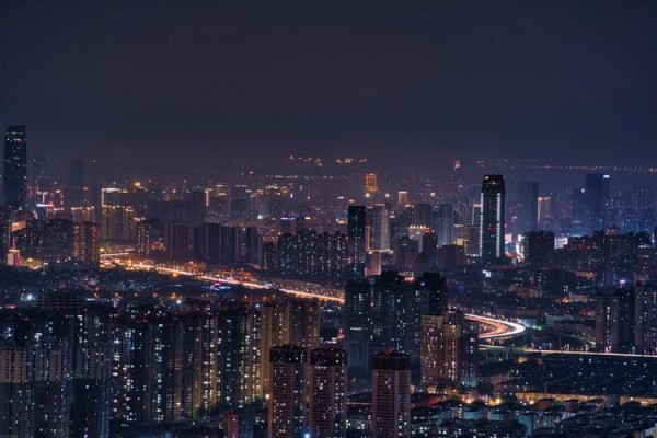 来这里，看昆明最酷炫的夜景灯光秀！