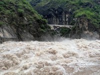 云南迪庆：冬游虎跳峡热度攀升