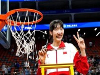 新双塔 宫鲁鸣指导韩旭和张子宇演练高举高打 中国女篮主教练