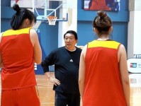 一看就是队里的大宝贝 赛前热身教练组给张子宇 开小灶宫鲁鸣 中国女篮主教练