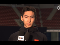 2019短道速滑世锦赛武大靖摔出赛道 赛后两度哽咽