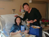 毛艺大腿骨折术后康复良好 已能下地将回国休养