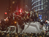 “超级碗”赛后美国费城发生爆炸 球迷攻击警察推翻汽车 