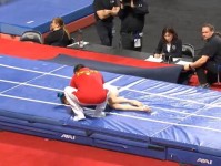 体操美国杯毛艺落地重伤 左大腿股骨骨折