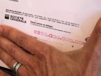 巴黎2.2亿欧买内马尔支票曝光 天价支票装裱留作纪念