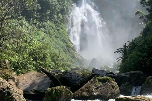 飞越哀牢山，燕子崖瀑布壮美震撼