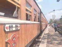乘着“小火车” 在建水体验慢生活