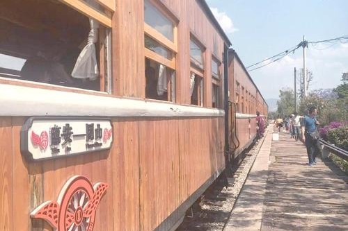乘着“小火车” 在建水体验慢生活