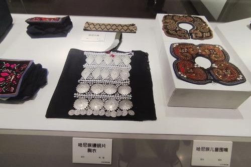 “云上之和——云南哈尼族服饰展”亮相中国丝绸博物馆