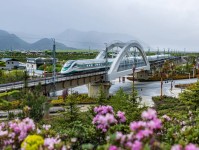 丽香铁路：美丽天路 发展坦途