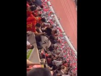 孙兴慜球迷穿热刺球衣挑衅被打 媒体人：纯属自己找揍 