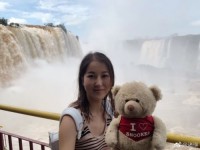 斯诺克美女裁判诸英晒巴西旅行照 网友：瀑布没有人美