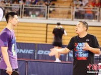 中国男乒3：0横扫英格兰进决赛 前国乒总教练刘国梁亮相解说