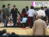 女子上相扑台救人破日本1400年禁忌 事后还撒盐“驱魔”