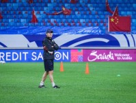 足协刚换帅仅3天 54岁韩国名帅请缨执教国足 最快下个月能上任 东亚杯