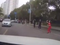市民横跨马路打羽毛球 网友：不要命就算了，还让别人开不了车 